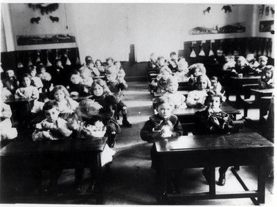 Kinderen in een klaslokaal door French Photographer